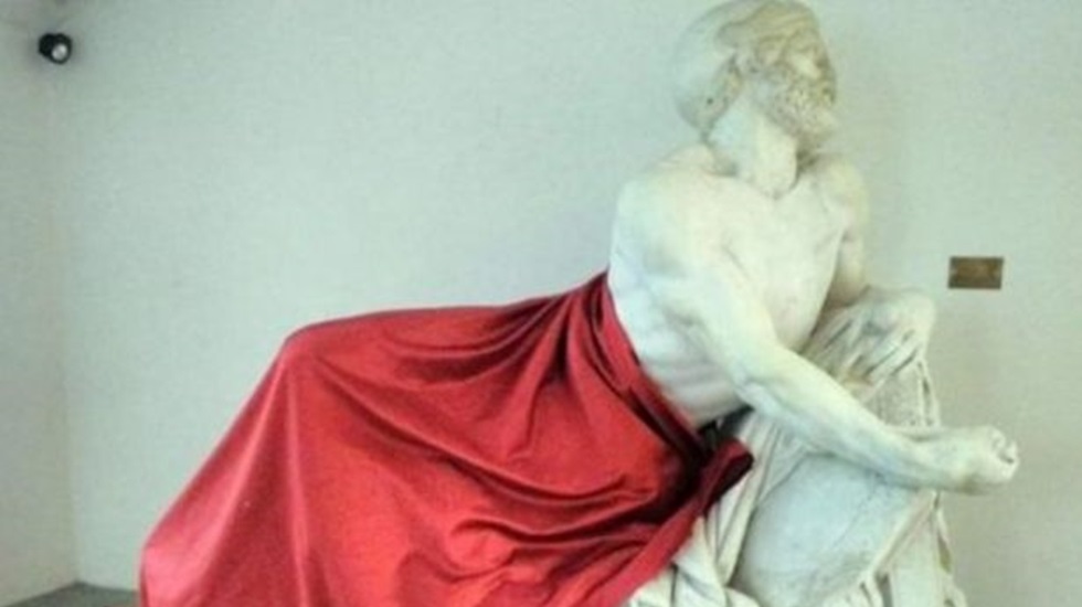 İslam dernekleri toplantısında heykelin üstü örtüldü ve İtalya ayağa kalktı