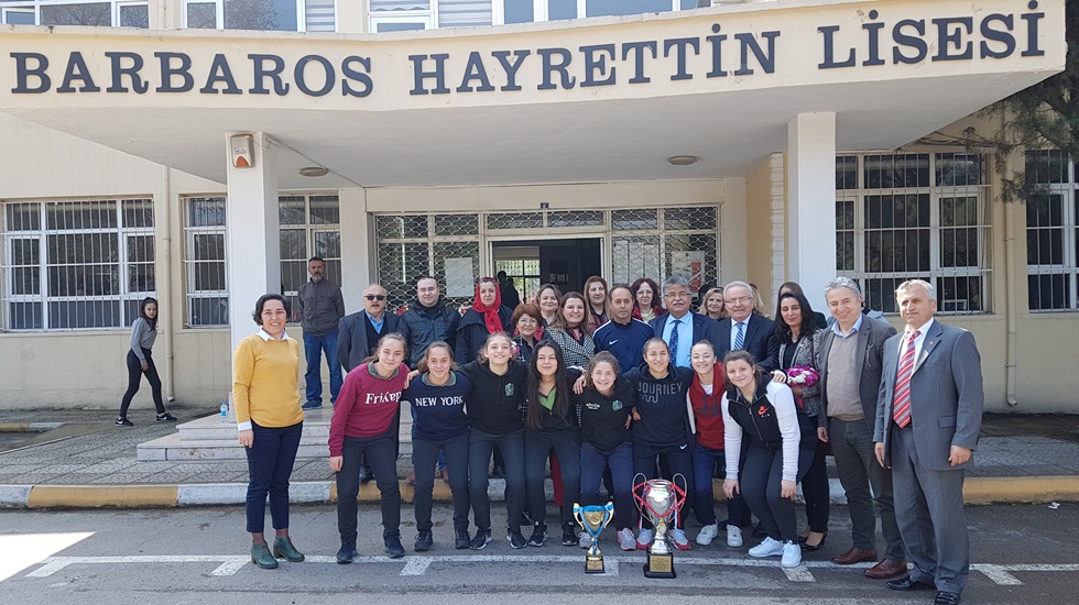 Hürriyet, dünya ikincisi kızları unutmadı
