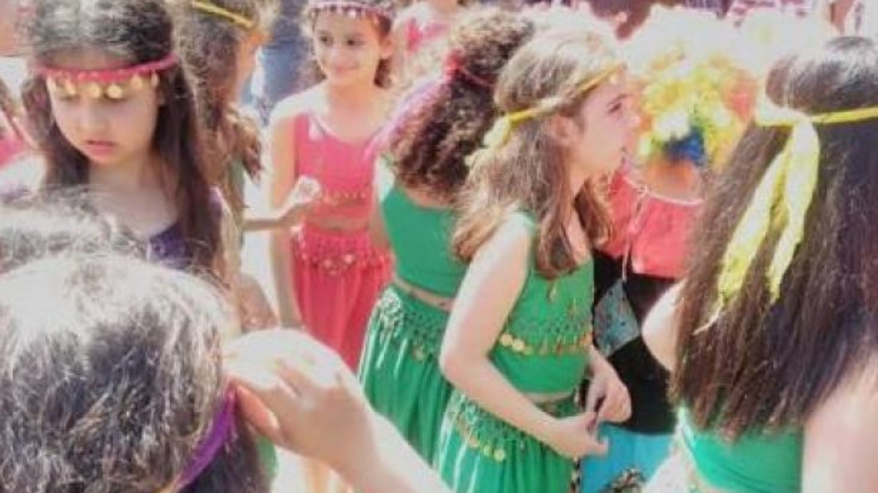 23 Nisan’da çocukların elbiselerinin “göbek kısmını açık bulup” sahneden indirdiler!