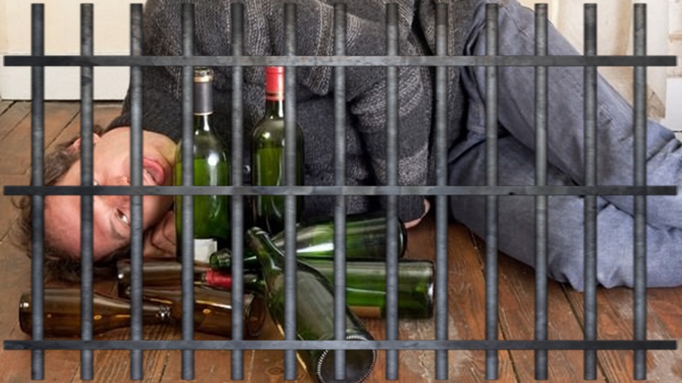 Gardiyanı sarhoş ettikten sonra ‘içki alacağız’ diyerek firar ettiler