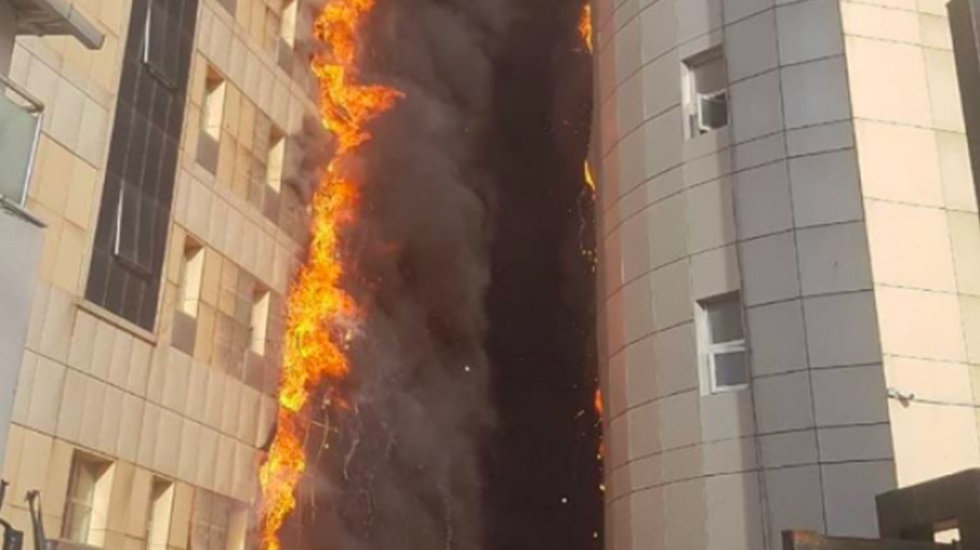 İstanbul'un Bah&ccedil;elievler il&ccedil;esinde 13 katlı sitede alevler y&uuml;kseldi!