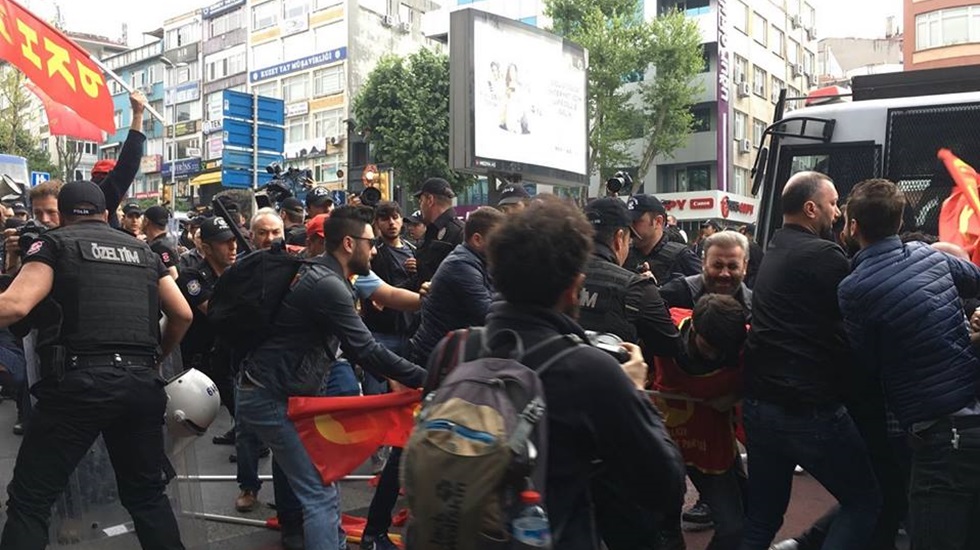 Beşiktaş’tan Taksim’e yürümek isteyenlere polis müdahalesi