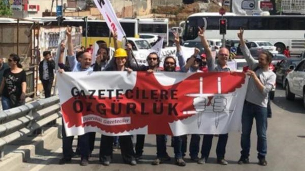 “Gazetecilere Özgürlük” pankartına engelleme…