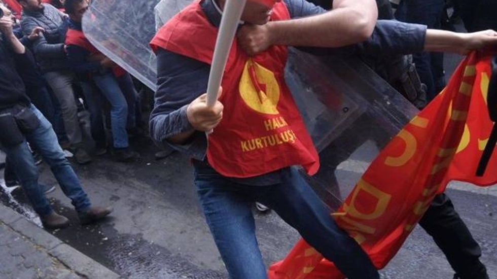 Beşiktaş’tan Taksim’e yürümek isteyen gruba polis müdahalesi: 20 gözaltı