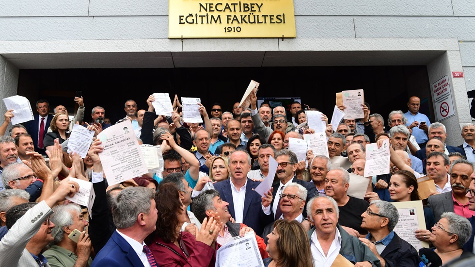 Muharrem İnce, mezun olduğu fakülte önünde diploma fotokopisini dağıttı