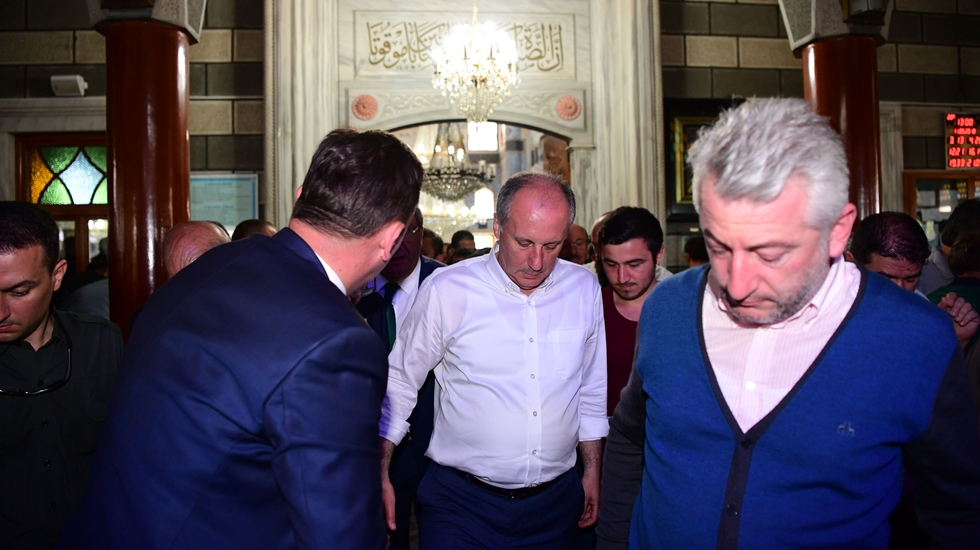Muharrem İnce Cuma Namazını Rize’de kıldı