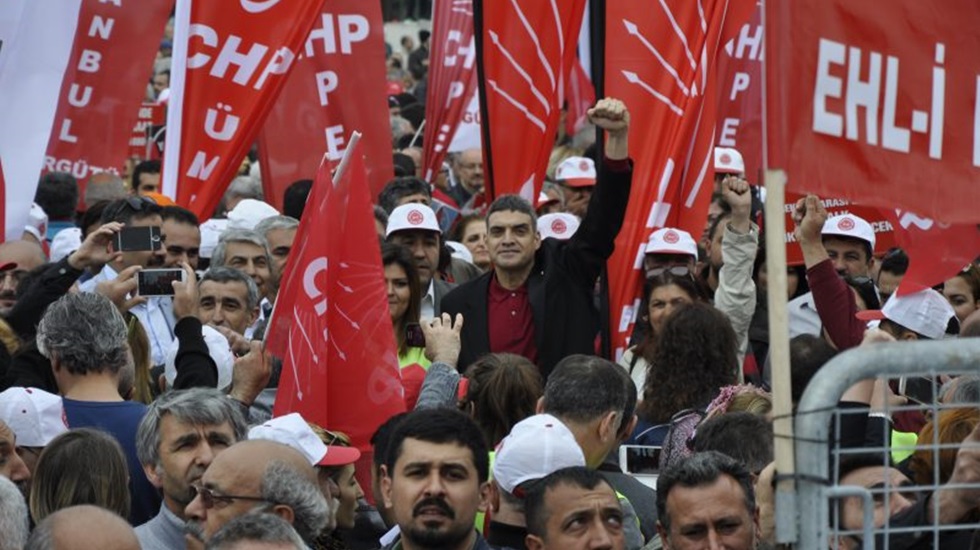 Umut Oran: CHP tabanı kırılırsa Anamuhalefet MHP&rsquo;ye ge&ccedil;ebilir