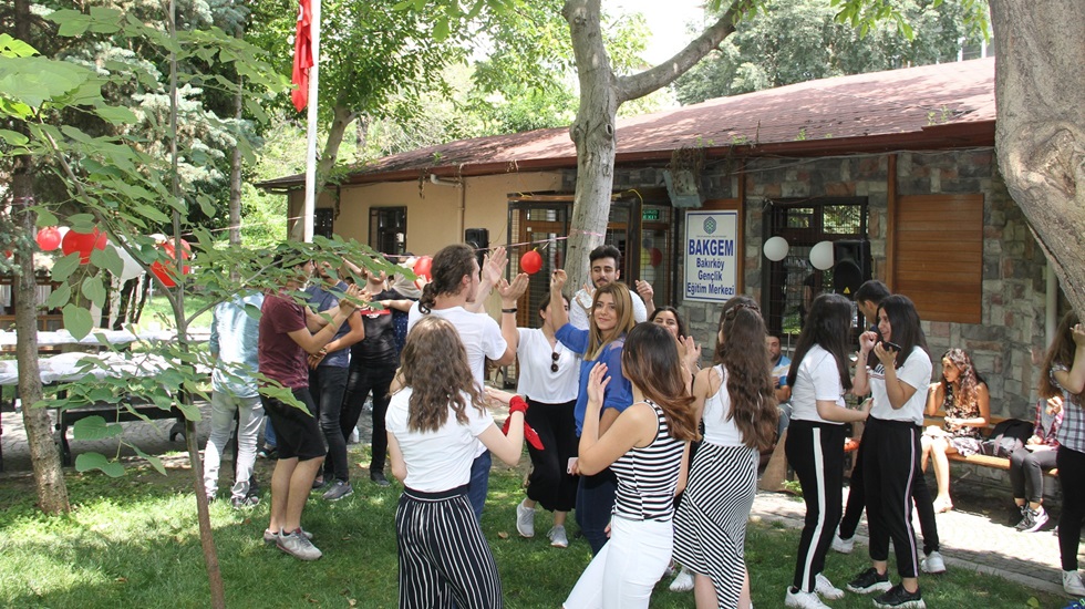 Müzikle  sınav stresini attılar