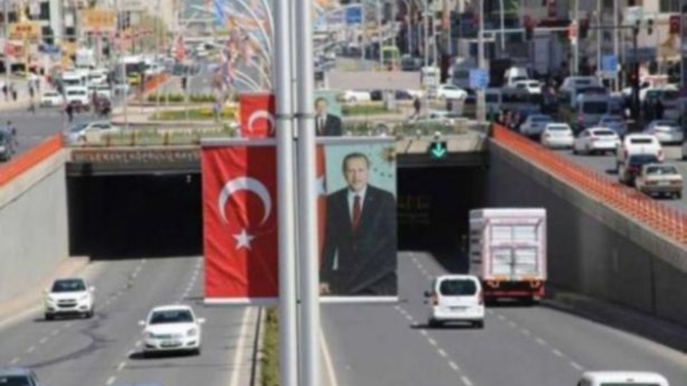 HDP’nin talebi, MHP’nin desteğiyle Erdoğan posterleri kaldırılıyor