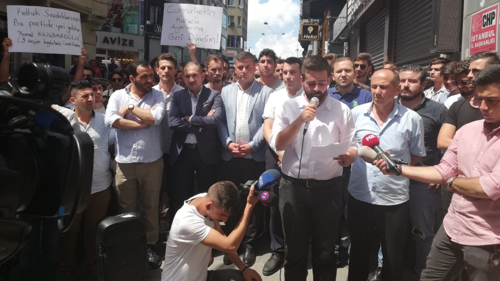 CHP’li gençlerden Kılıçdaroğlu’na istifa çağrısı