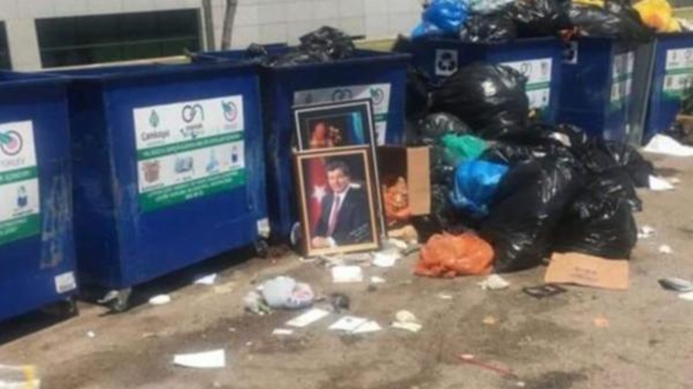 Eski Başbakan Davutoğlu’nun portresi Meclis çöplüğünde