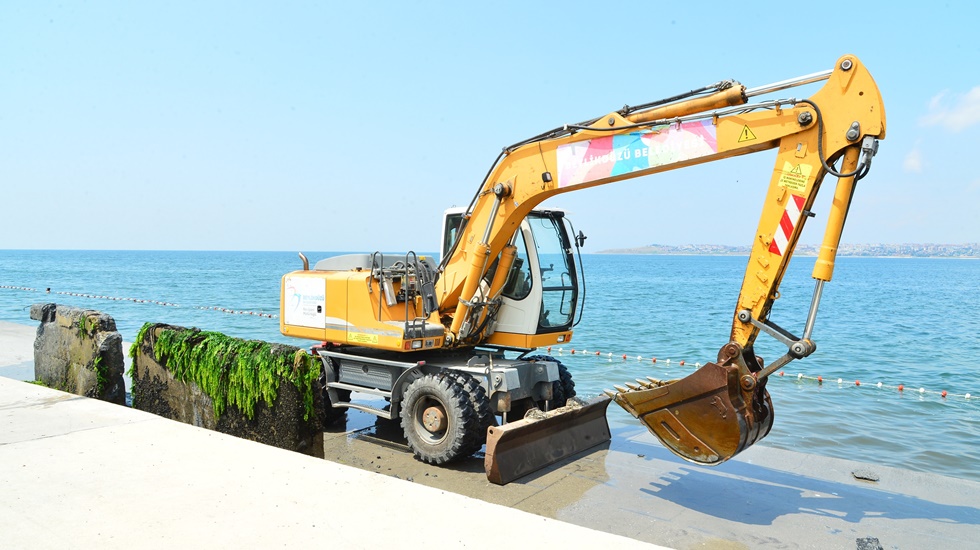 Beylikdüzü’nde denizden 400 ton moloz çıkarıldı