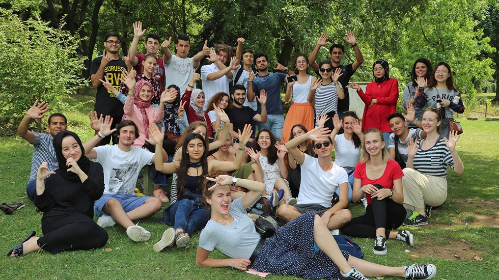 Kendisini 'dindar-muhafazakar' diye niteleyen gençlerin oranı yüzde 15'e geriledi
