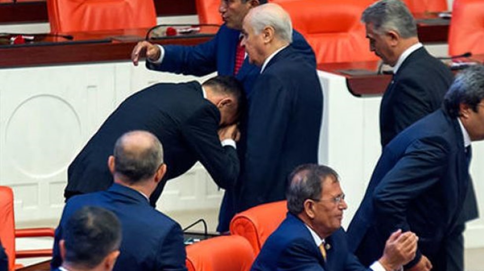 Akşener dışlayınca, İYİ Parti’li vekil MHP’ye geçti