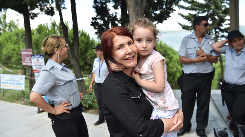 Kaybolan çocuk bulundu başkan ailesine teslim etti