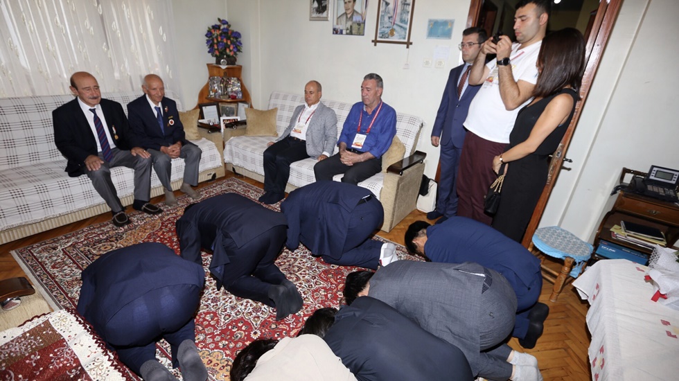 Koreliler, Kore gazilerine saygı için yere kapandılar