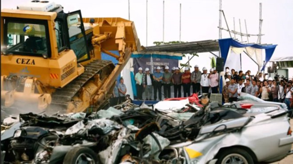 Milyon dolarlık lüks otomobiller paramparça edildi