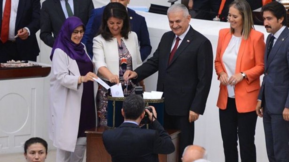 Pervin Buldan’dan o fotoğraf için açıklama: Belki utanırlar