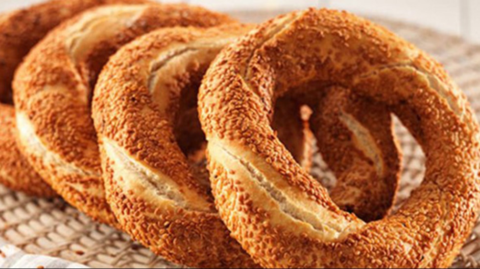 Avcılar Belediyesi emeklilere her sabah simit ikram ediyor