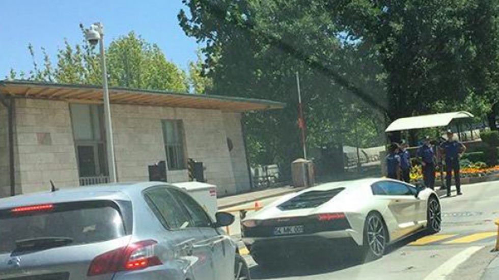 AKP’li taze vekil, Meclis’e Lamborghini marka aracıyla geldi
