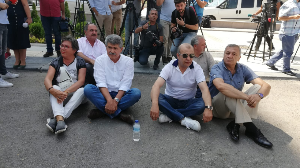 CHP önünde oturma eylemi başladı