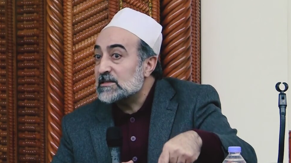 ‘Deve sidiğine’ şifa diyen ilahiyatçı: Dövizi altını olanların TL’ye çevirmesi farzdır