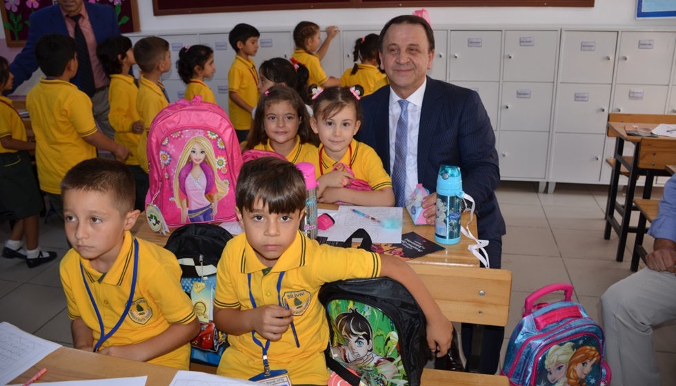 Miniklerin okul seti başkandan