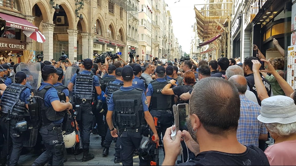 Cumartesi Anneleri’ne destek veren vekillere, polis: Haddinizi aşmayın