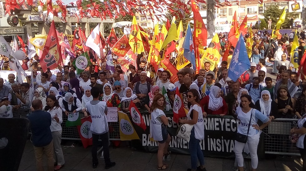 Barış mitingi için binler ‘Özgürlük Meydanı’na yürüdü
