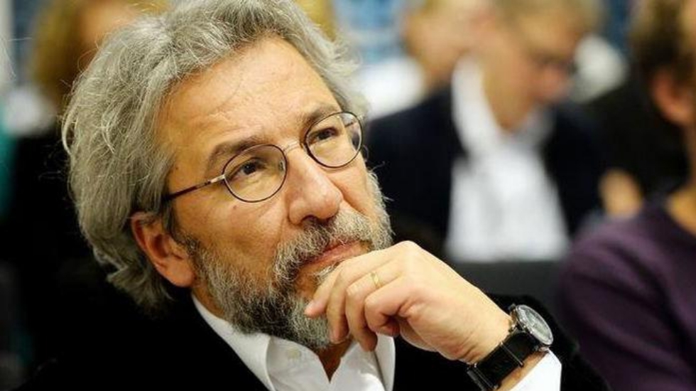 Gazeteci Can D&uuml;ndar hakkında kırmızı b&uuml;lten &ccedil;ıkarıldı