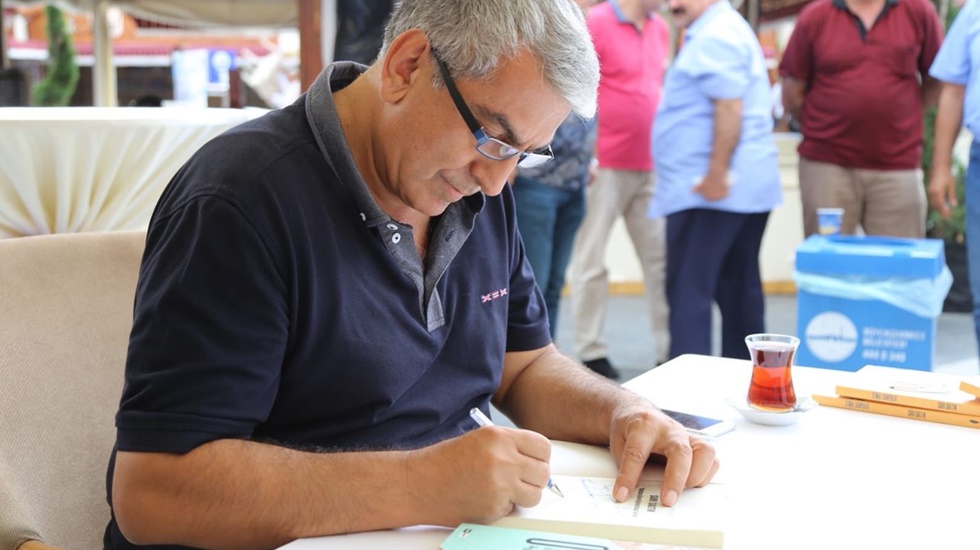 Canpolat kitaplarını imzaladı
