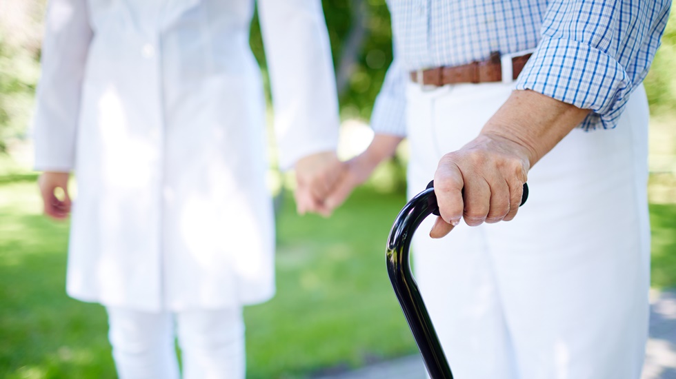 Alzheimer’lı hastaların evden çıkması gerekiyor