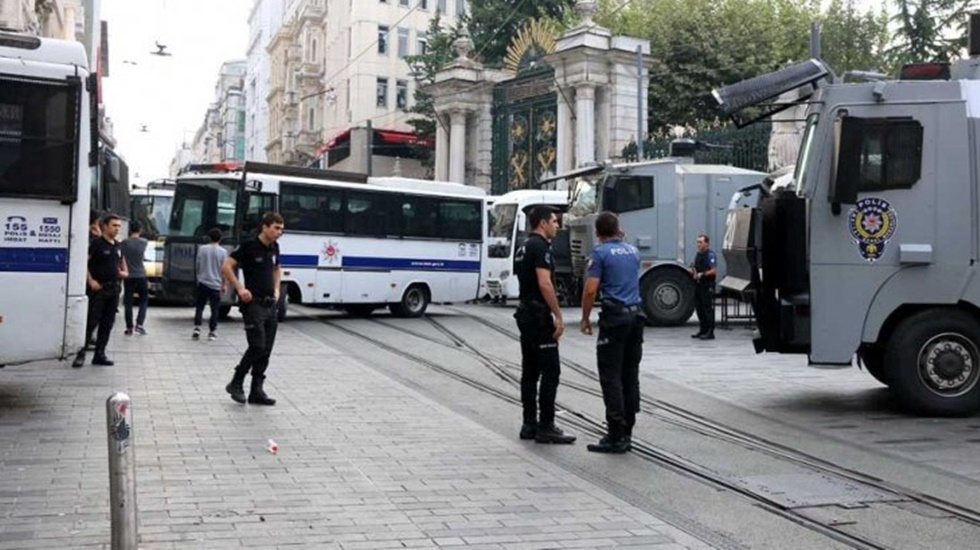 Galatasaray Meydanı polis tarafından çevrildi