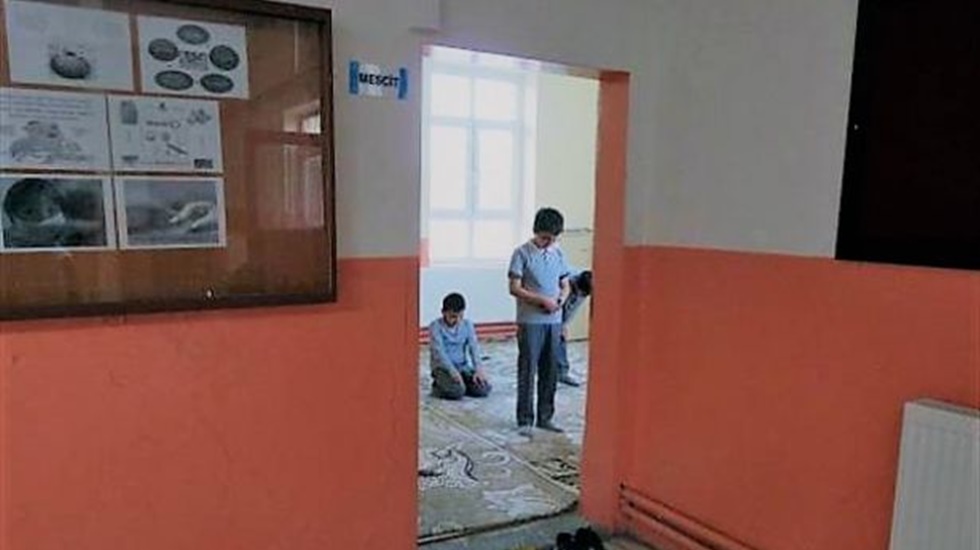 Laikliğe aykırı ama uygulama sürecek