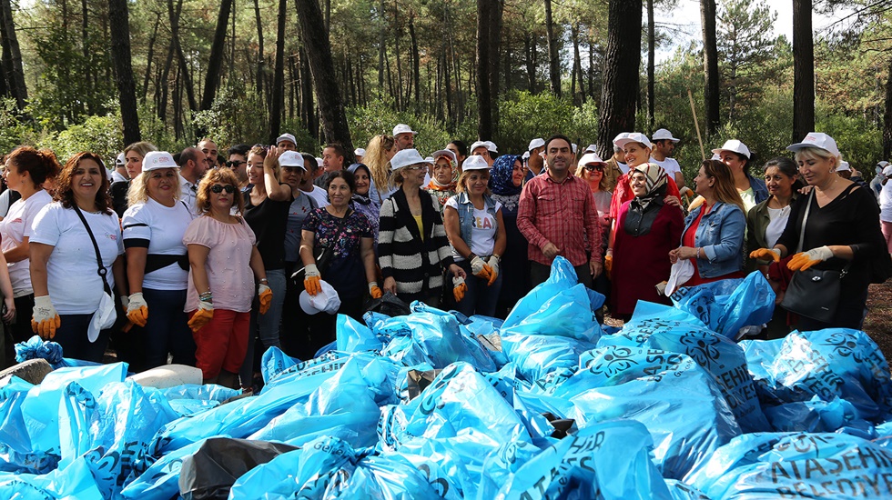 Kirletilen orman alanından 10 dakikada 1 ton çöp topladı