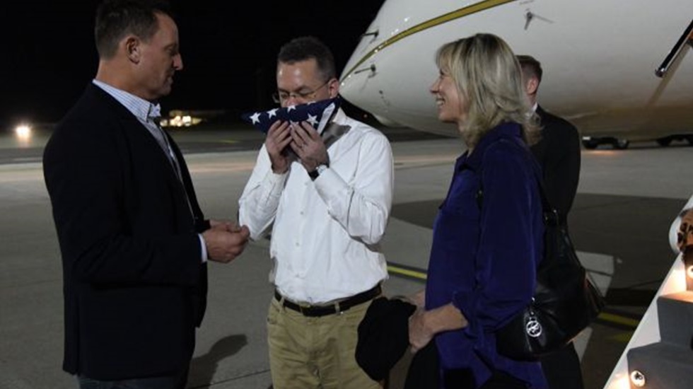 Brunson Almanya’da uçaktan iner inmez ABD bayrağını öptü