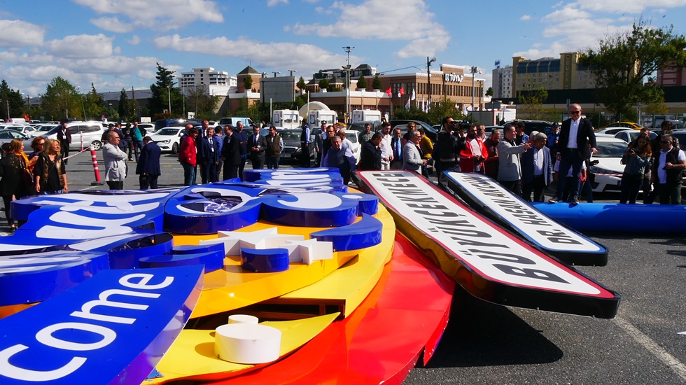 Tabelası sökülen Akgün Büyükşehir Belediyesi’ne isyan etti