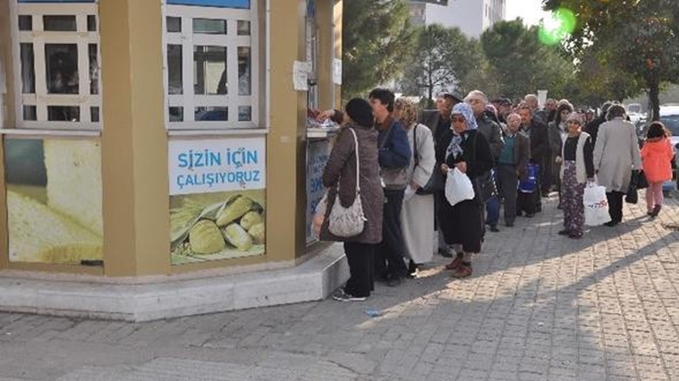 Polisiye önlemlerin sonu yiyecek karnesi ve kuyruk