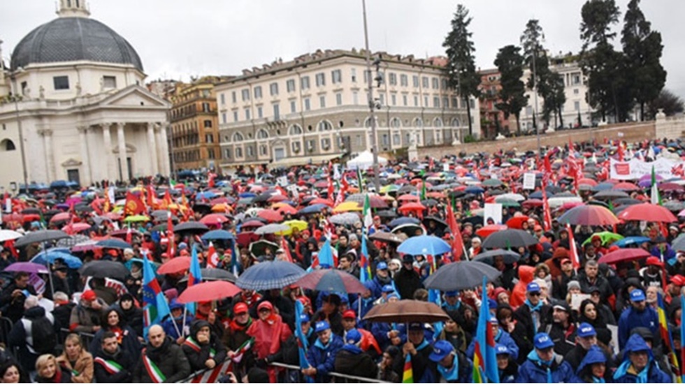 Göçmen dostu belediye başkanına ev hapsi