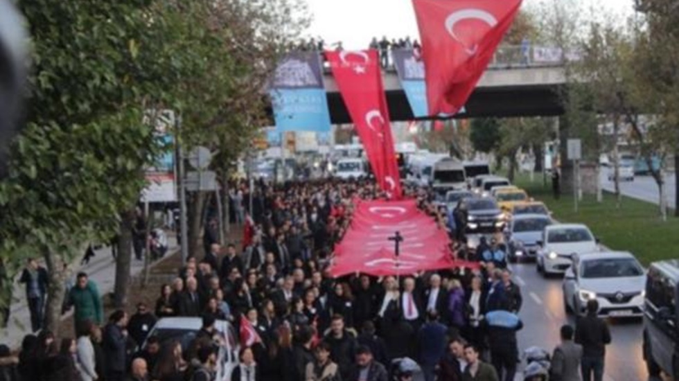 Beşiktaş’ta dev Türk Bayrağıyla binler Dolmabahçe’ye yürüdü
