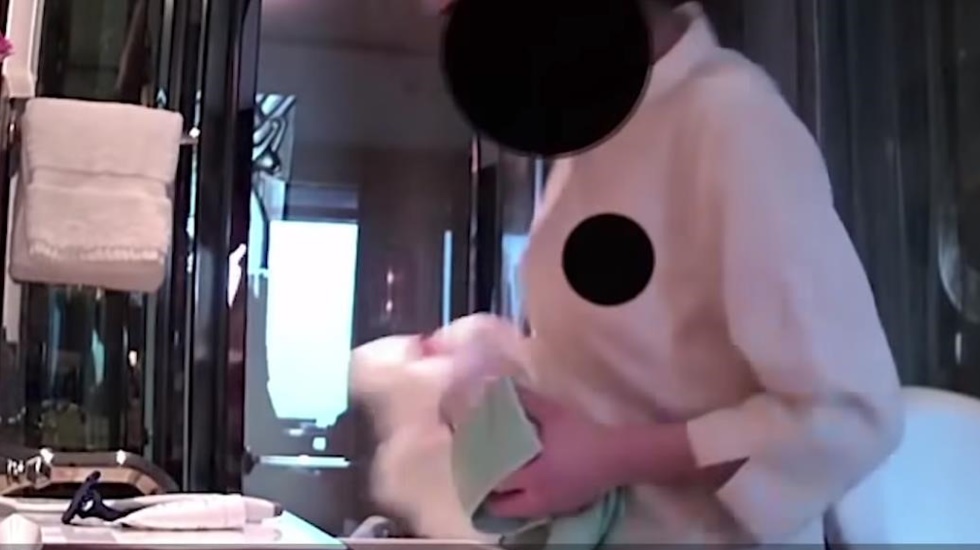 Aynı havluyla lavoboları, yerleri, bardakları sildiler