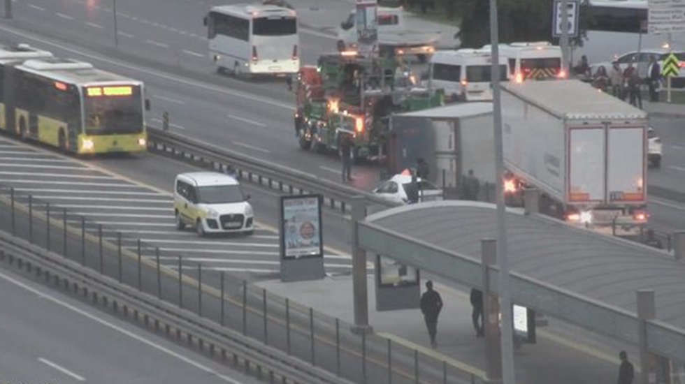 Kamyon devrildi! E-5’te trafik durdu