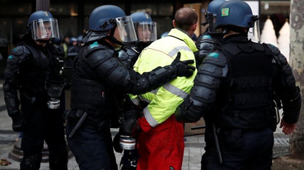 Fransız polisi Sarı Yelekler'e uyguladığı şiddetten yargılanacak