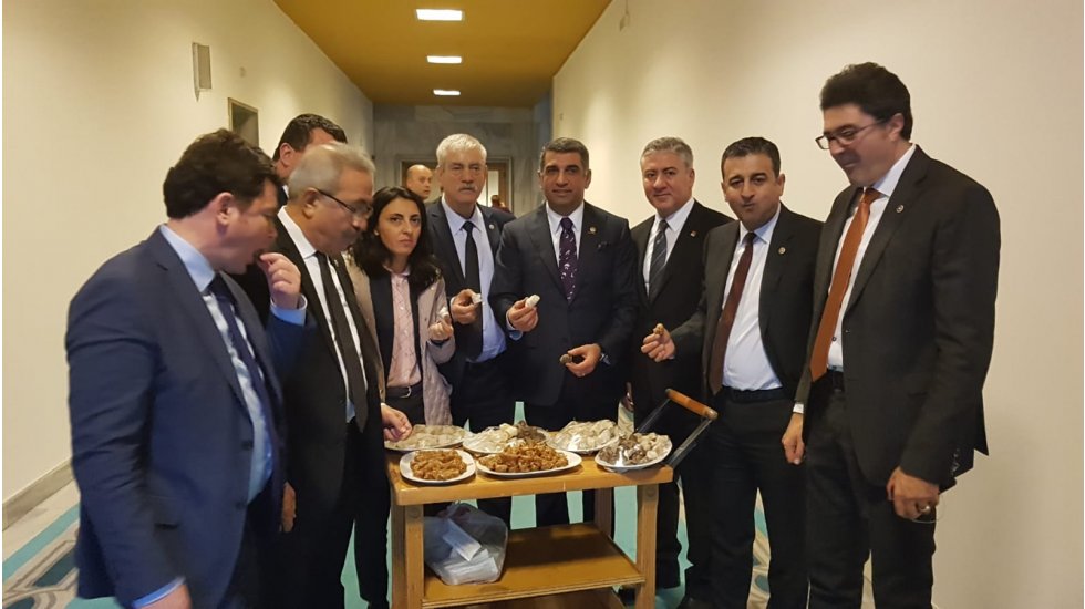 Gürsel Erol, milletvekillerine 'orçik' tatlısı dağıttı