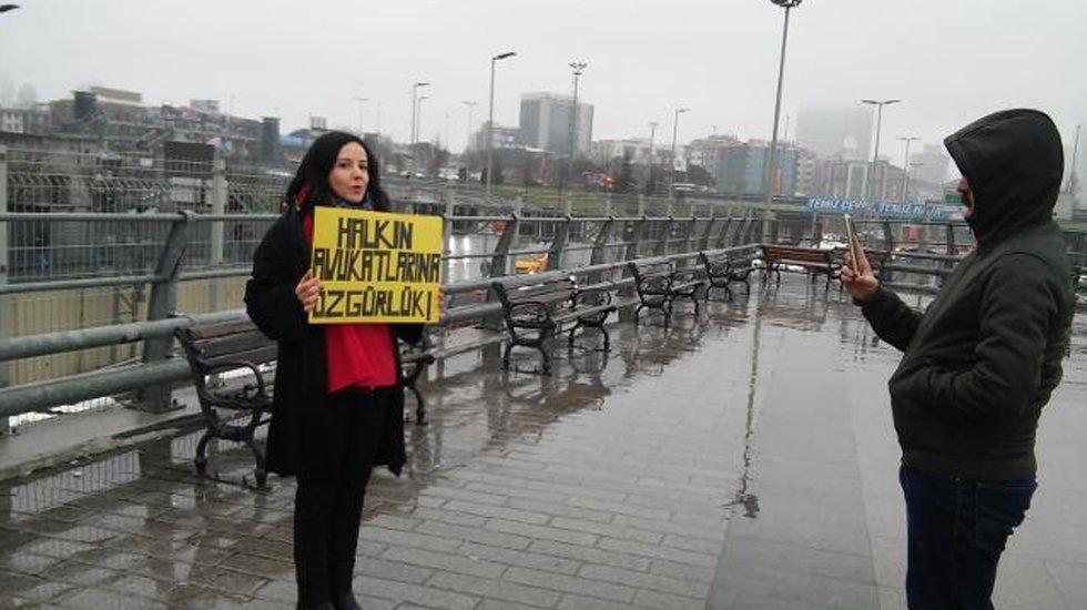 Meslektaşlarına özgürlük istedi gözaltına alındı