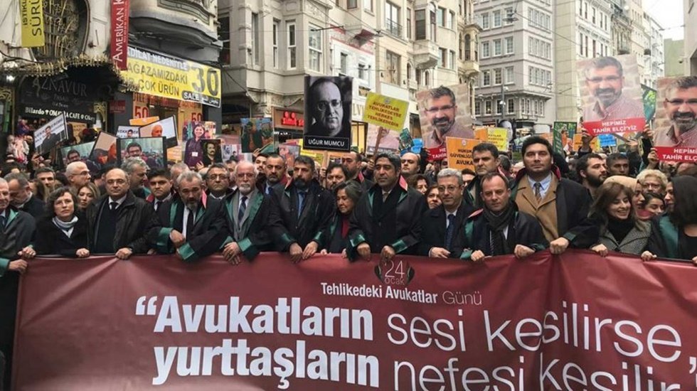 Avukatlar Taksim’de cübbeleriyle yürüdü