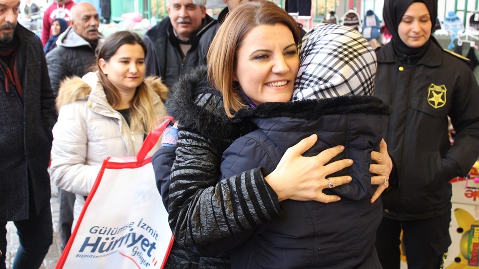 Hürriyet bez çanta dağıttı