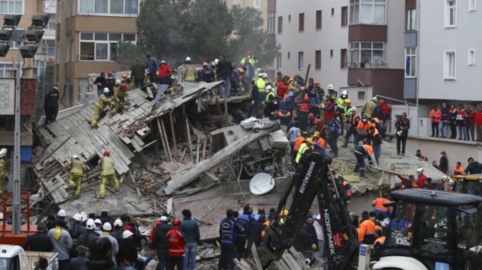 Çöken bina ile ilgili 3 kişi gözaltına alındı