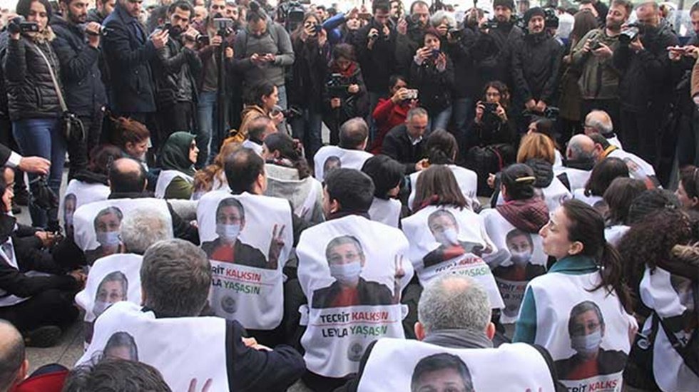HDP’li vekiller  polisin tüm engellemelerine rağmenTaksim’de yürüdü