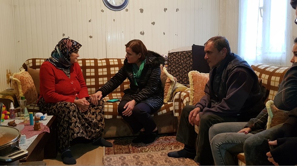 Hürriyet konteynırda yaşam mücadelesi veren Aileyi ziyaret etti